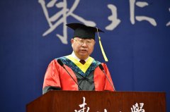 学校带领向获学生代表颁布荣誉证